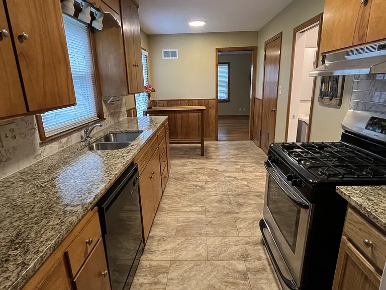 8123 Overland Park Dr — Photo 2