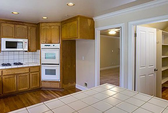 3rd image of 230 West Ave