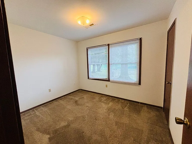 1744 Donlee Dr — Photo 10
