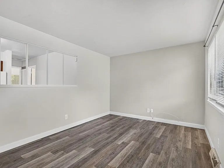 225 Flora Dr — Photo 2