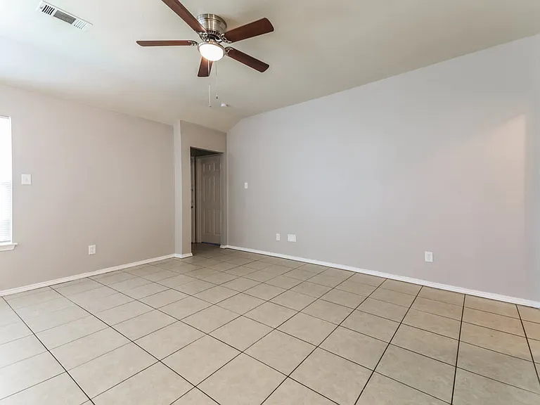 1611 Cedar Bluff Ln — Photo 4