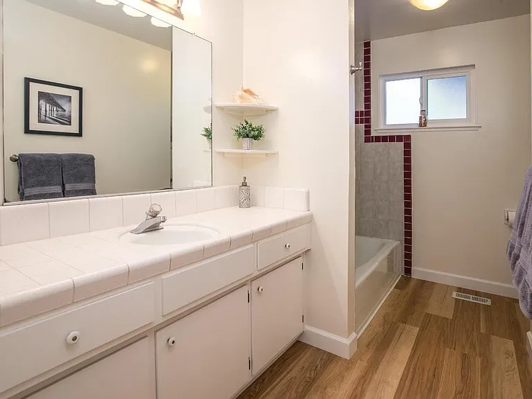 217 Hubbard St — Photo 10