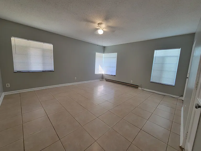 505 12th Ave NE #1 — Photo 11