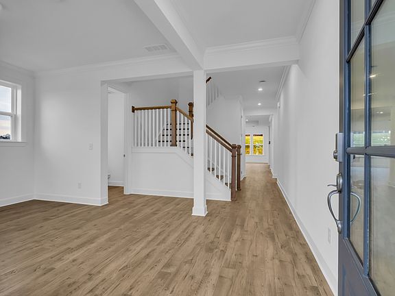 4th image of 827 Azalea Dr