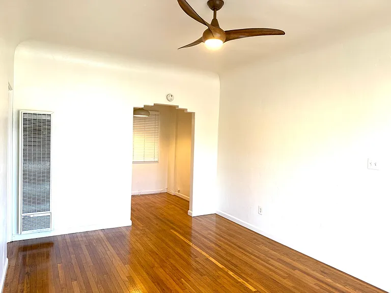 Upstairs 1 bedroom 1 bathroom apartment - Available now — Photo 4