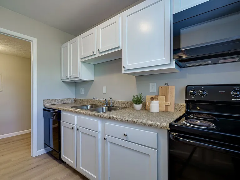Woodmere Apartments — Photo 6