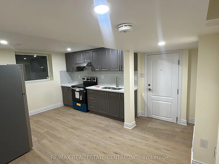31 Haslemere Ave #BASEMENT — Photo 2