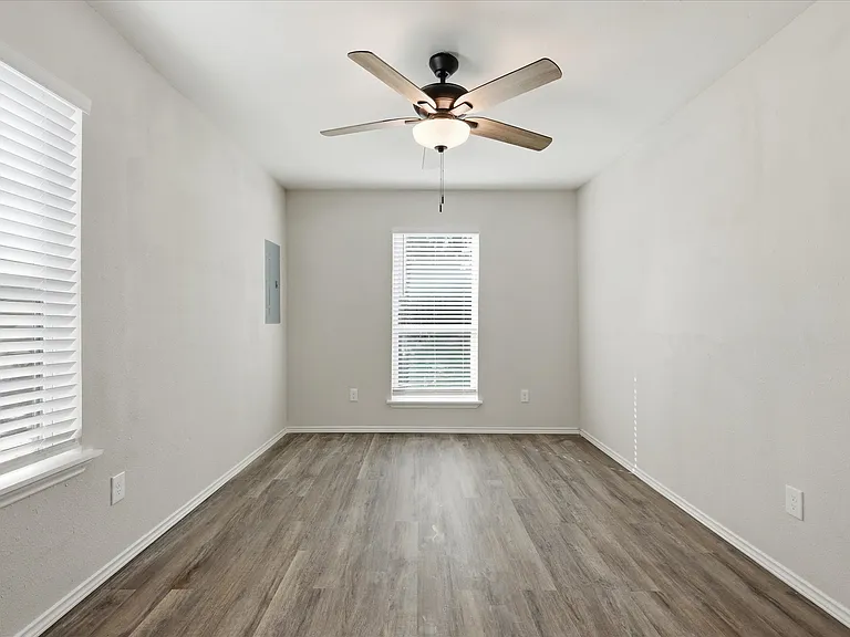 1515 Waco Ave — Photo 7