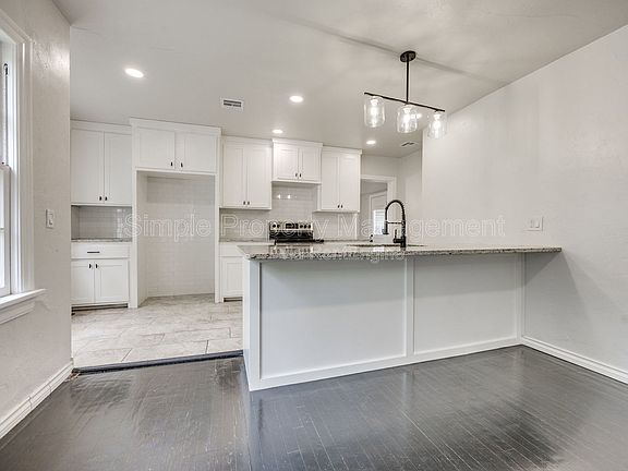 5th image of 2112 N Drexel Blvd