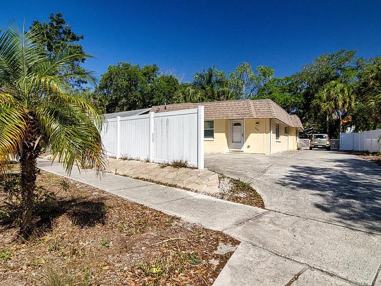 995 Virginia Dr — Photo 2