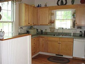 Kitchen w/maple cabinets