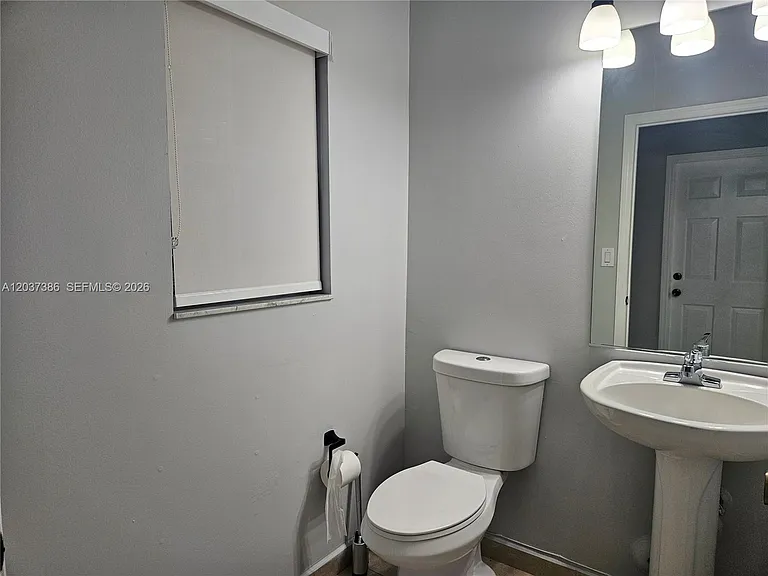 15270 SW 30th Ter — Photo 4
