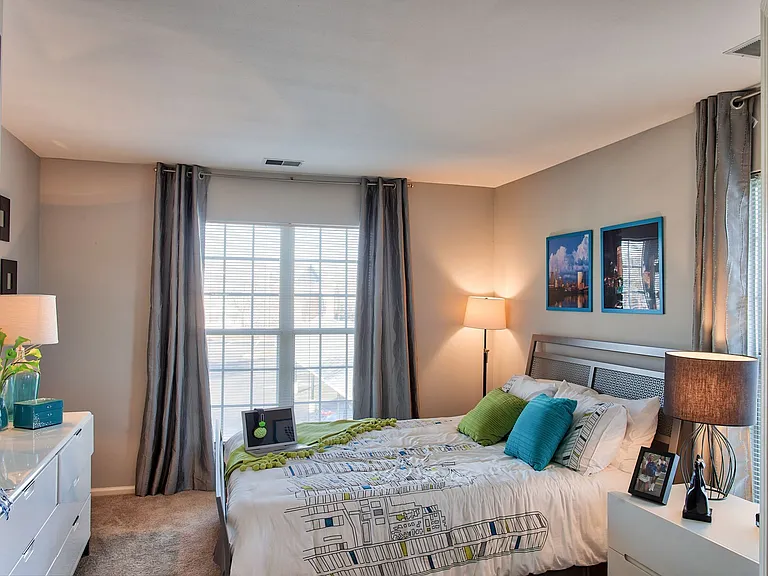 Lakeshore Apartments — Photo 41