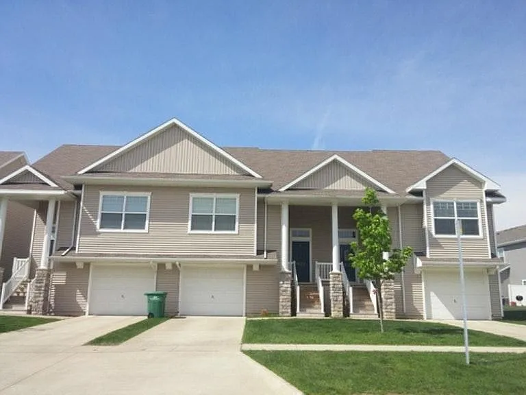 1628 SW Twin Gates Dr — Photo 1