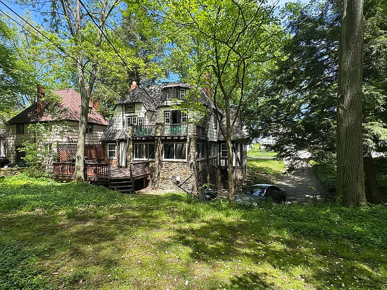 554 Greenvale Dr — Photo 14