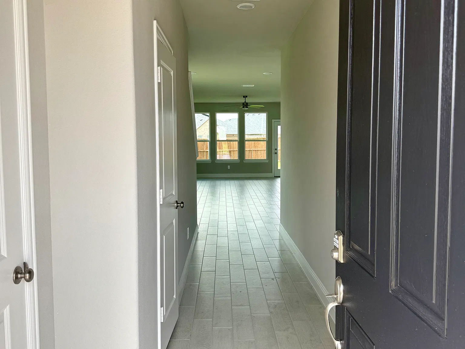 4 bed, 2.5 bath, 2296 sqft, $2,399 — Photo 3
