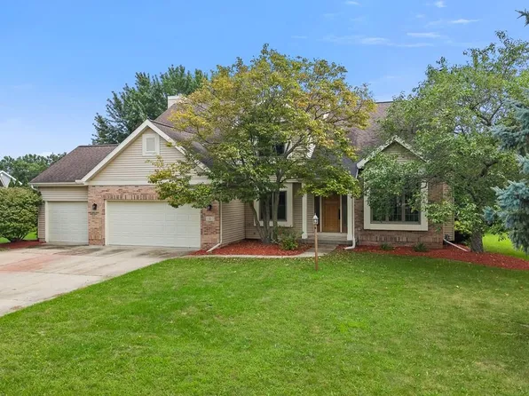 2 Cranbrook Cir, Madison, WI 53719