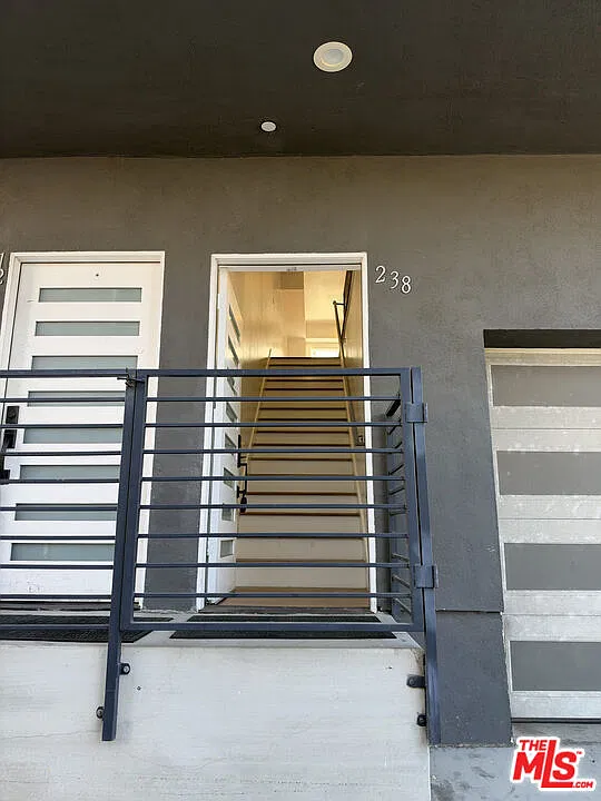 4 bed, 4.5 bath, 2000 sqft, $4,000 — Photo 2