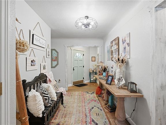 4th image of 733 E Krezdorn St