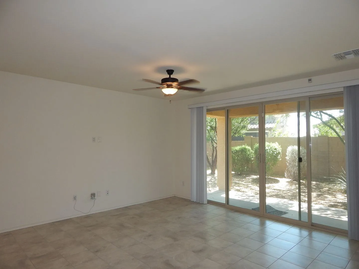 Great 2 Bedroom - 2 Bath Home - Open Floorplan-Near Kolb & I-10 — Photo 2