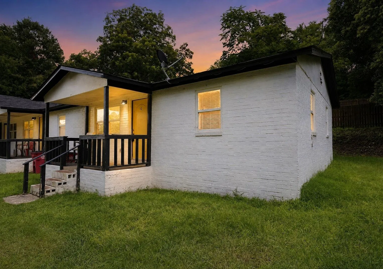Charming 2-Bedroom End Unit Just 1 Mile from Mercer University — Photo 2
