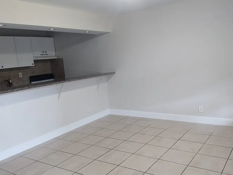 1434 SW 1st Way #6 — Photo 3
