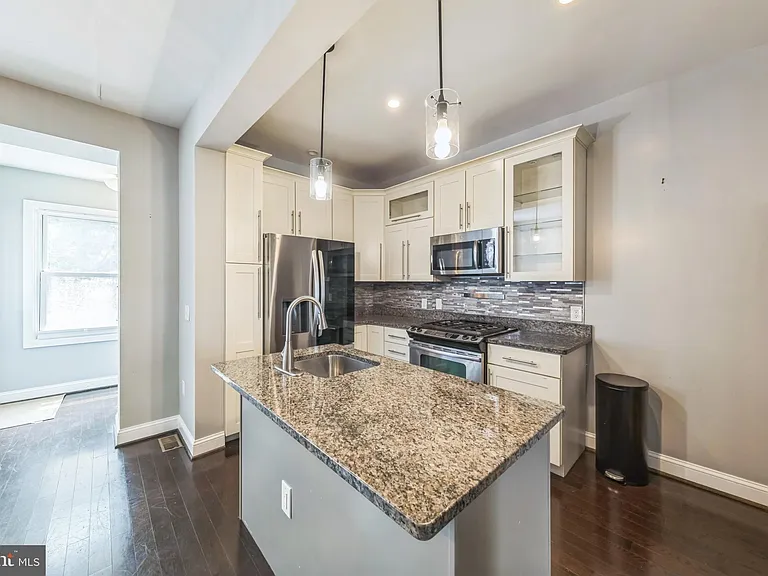 723 K St NE — Photo 5