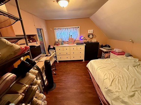 4th image of 425 Dewey St