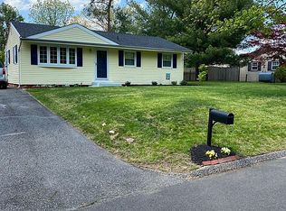 402 Magnolia Rd, Mount Laurel, NJ 08054