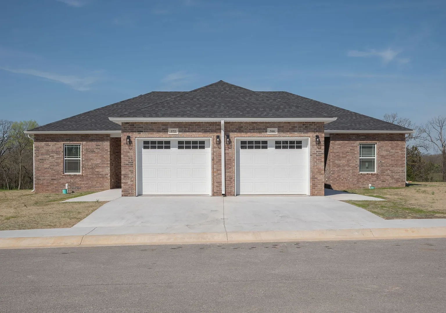 Brand New Neosho Unit now available for lease! $1,400 Rent/$1,400 Deposit — Photo 1