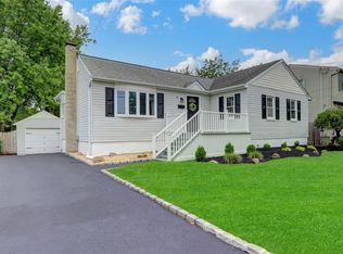 31 Tappan Ave, Babylon, NY
