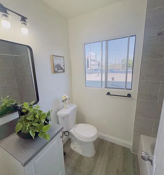 810 W 62nd St #4 — Photo 8