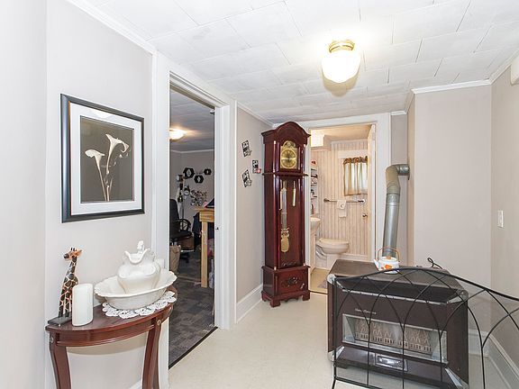 4th image of 369 Harden St