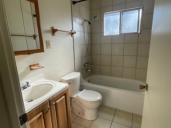 Bathroom with shower/tub