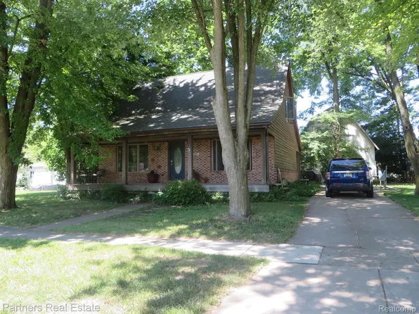 360 S Collins St, Fowlerville, MI 48836