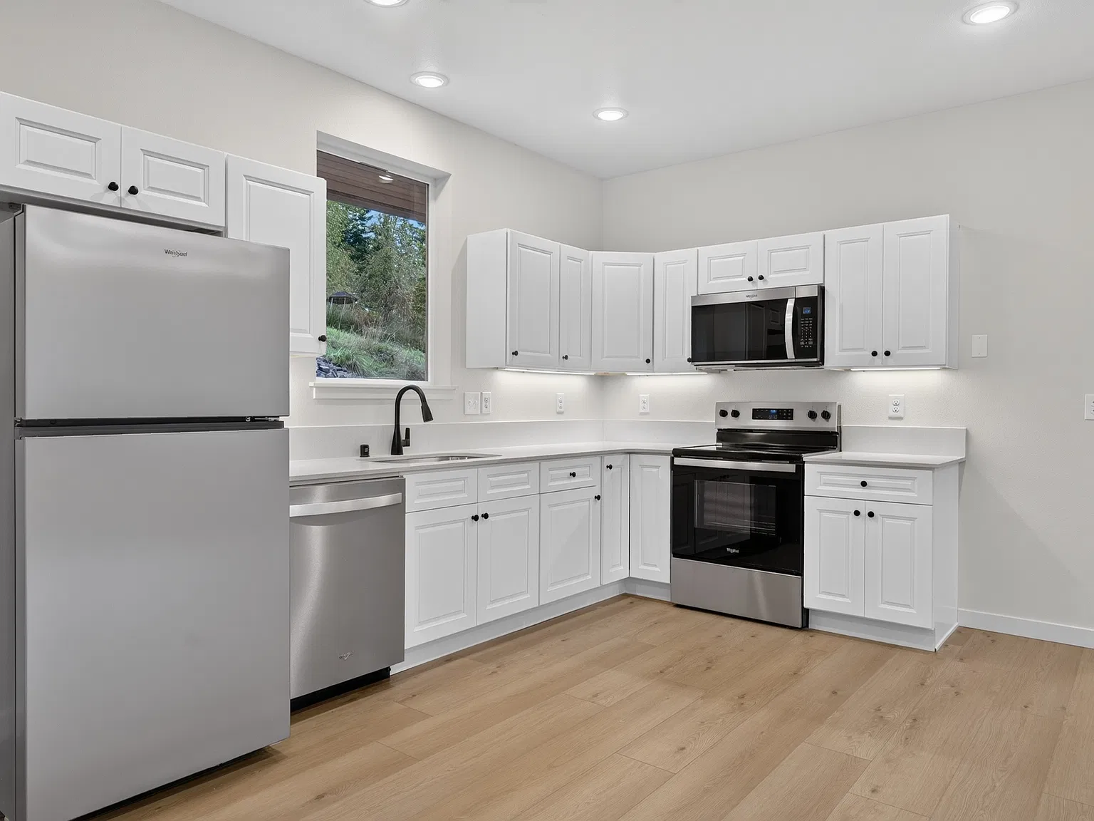 3 bed, 1200 sqft, $2,150 — Photo 2