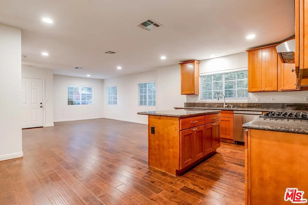 2 bed, 2.0 bath, 1100 sqft, $3,350 — Photo 3