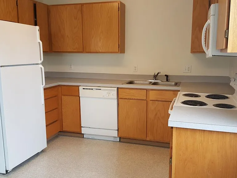 450 NW Parr Dr #2 — Photo 5