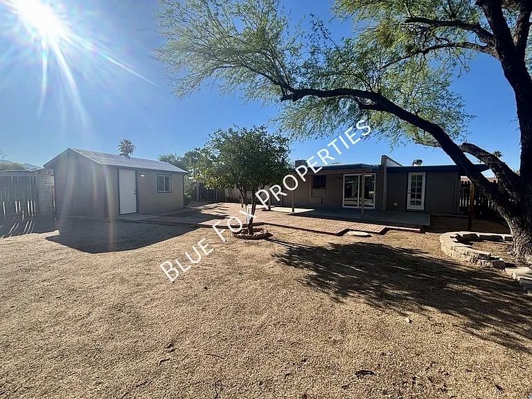 2780 W Via Del Santo — Photo 21