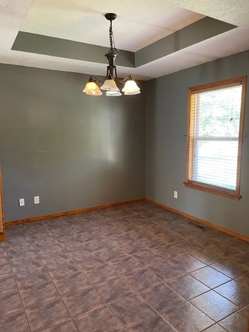 3 Bed Refreshed Home in Southwest Springfield — Photo 4