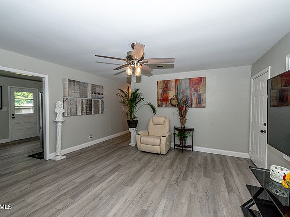 5th image of 4300 Thornwood Dr