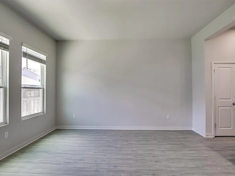 15107 Forum Ave — Photo 11