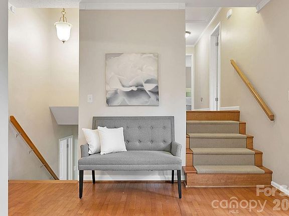 5th image of 95 Ridgewood Pl