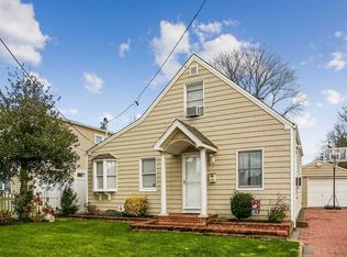 121 Rosebud Ave, Merrick, NY 11566