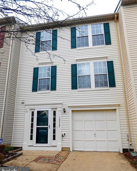 3 Level, 3 bedroom, 2.5 baths in Wellington!