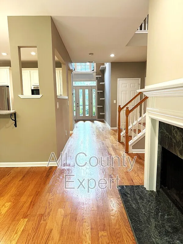3 bed, 2.5 bath, 2704 sqft, $3,845 — Photo 4