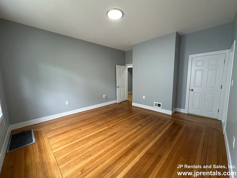 512 Centre St #1 — Photo 11