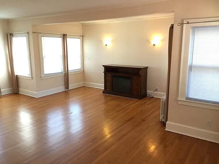 49 Penn Dr — Photo 2