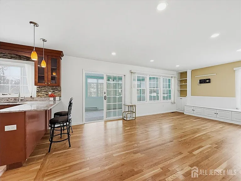 37 Jersey Ave — Photo 6