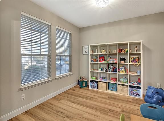 3rd image of 1208 Oakcrest Dr